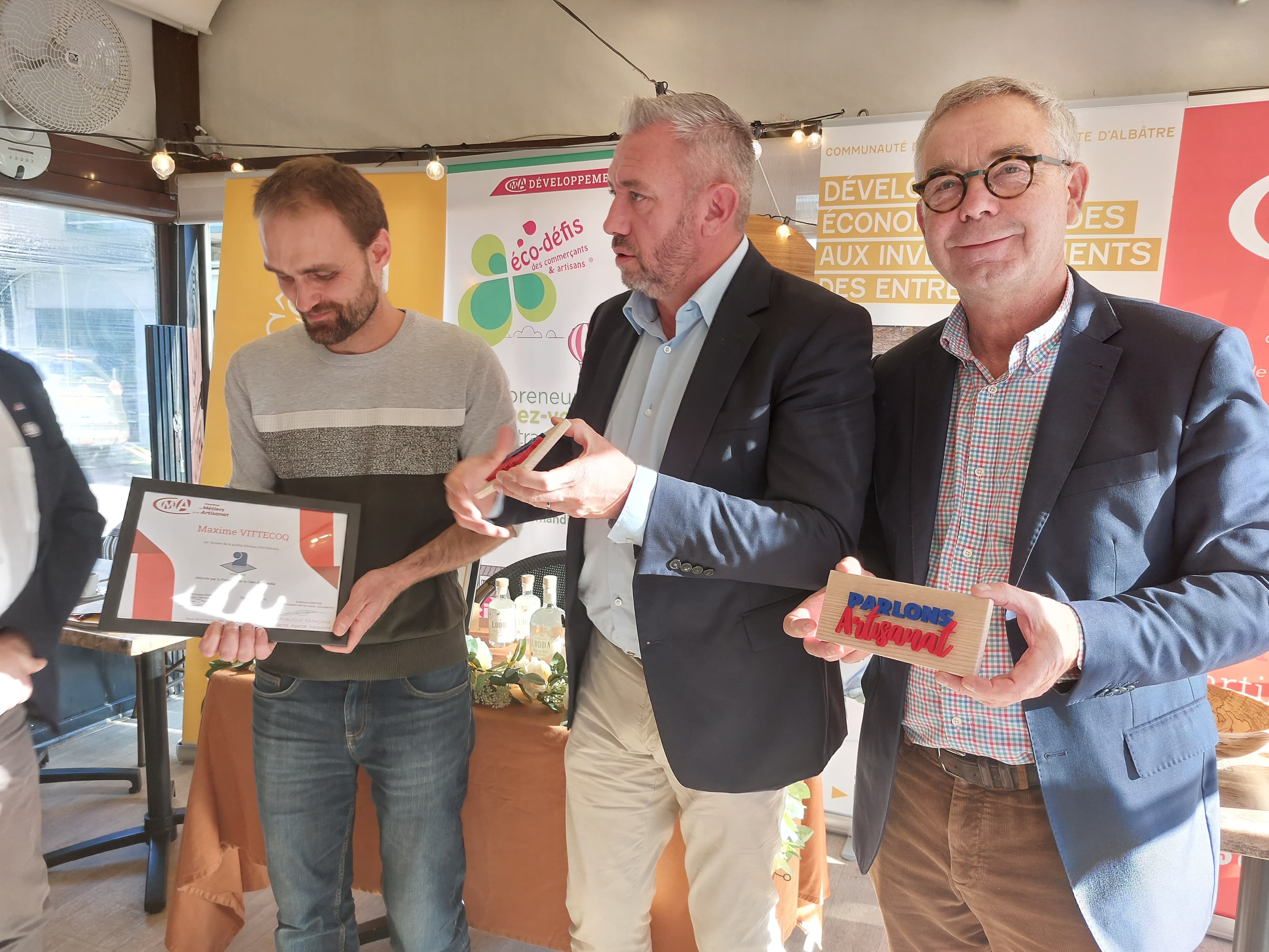 Jérôme Lheureux, Président de la Communauté de Communes de la Côte d'Albâtre, et Guillaume Dartois, Président départemental de la Chambre des Métiers et de l’Artisanat, remettaient le 24 octobre 2024 plusieurs labels à des artisans du territoire pour mettre en avant leur talent.