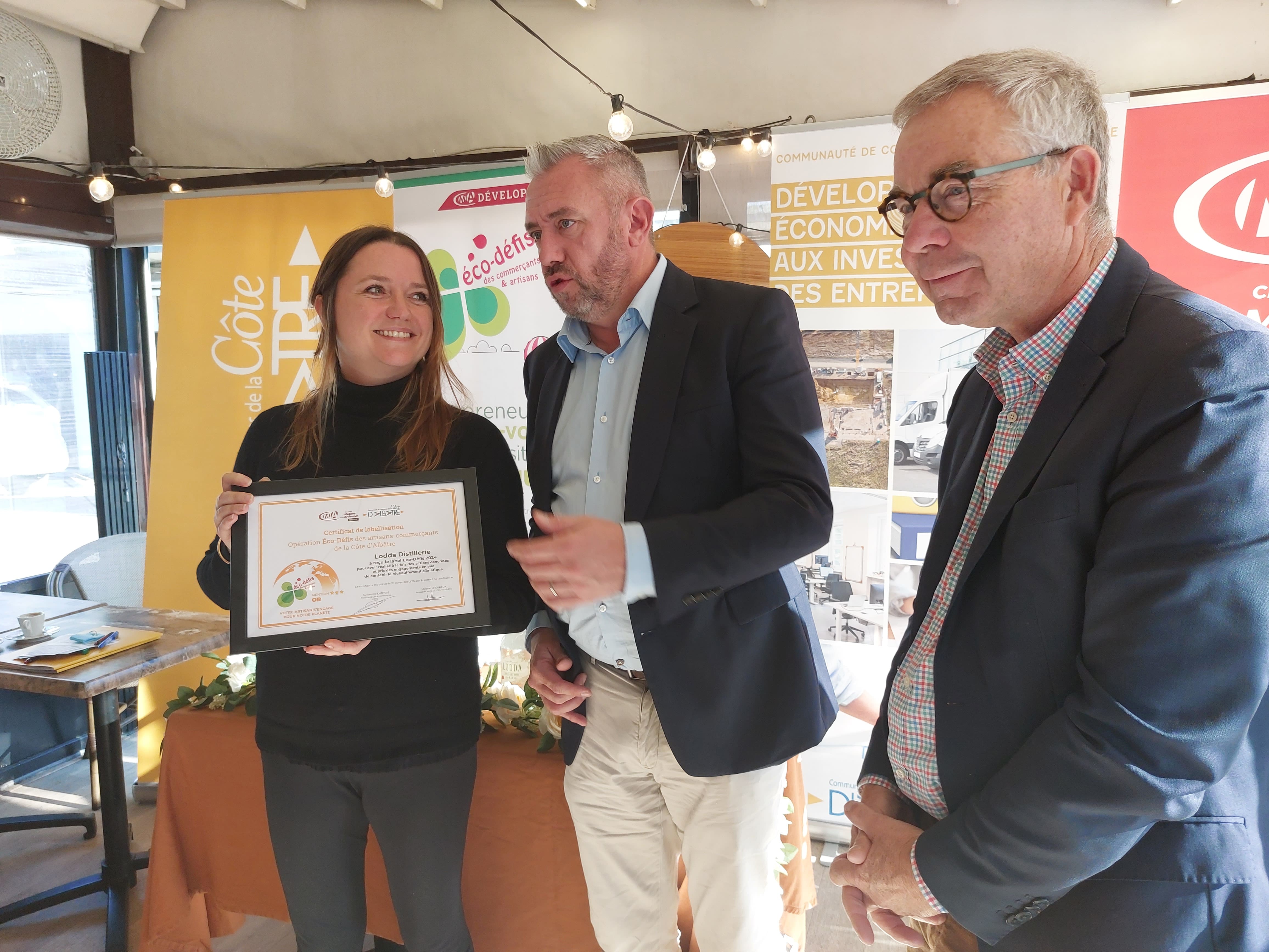 Jérôme Lheureux, Président de la Communauté de Communes de la Côte d'Albâtre, et Guillaume Dartois, Président départemental de la Chambre des Métiers et de l’Artisanat, remettaient le 24 octobre 2024 plusieurs labels à des artisans du territoire pour mettre en avant leur talent.