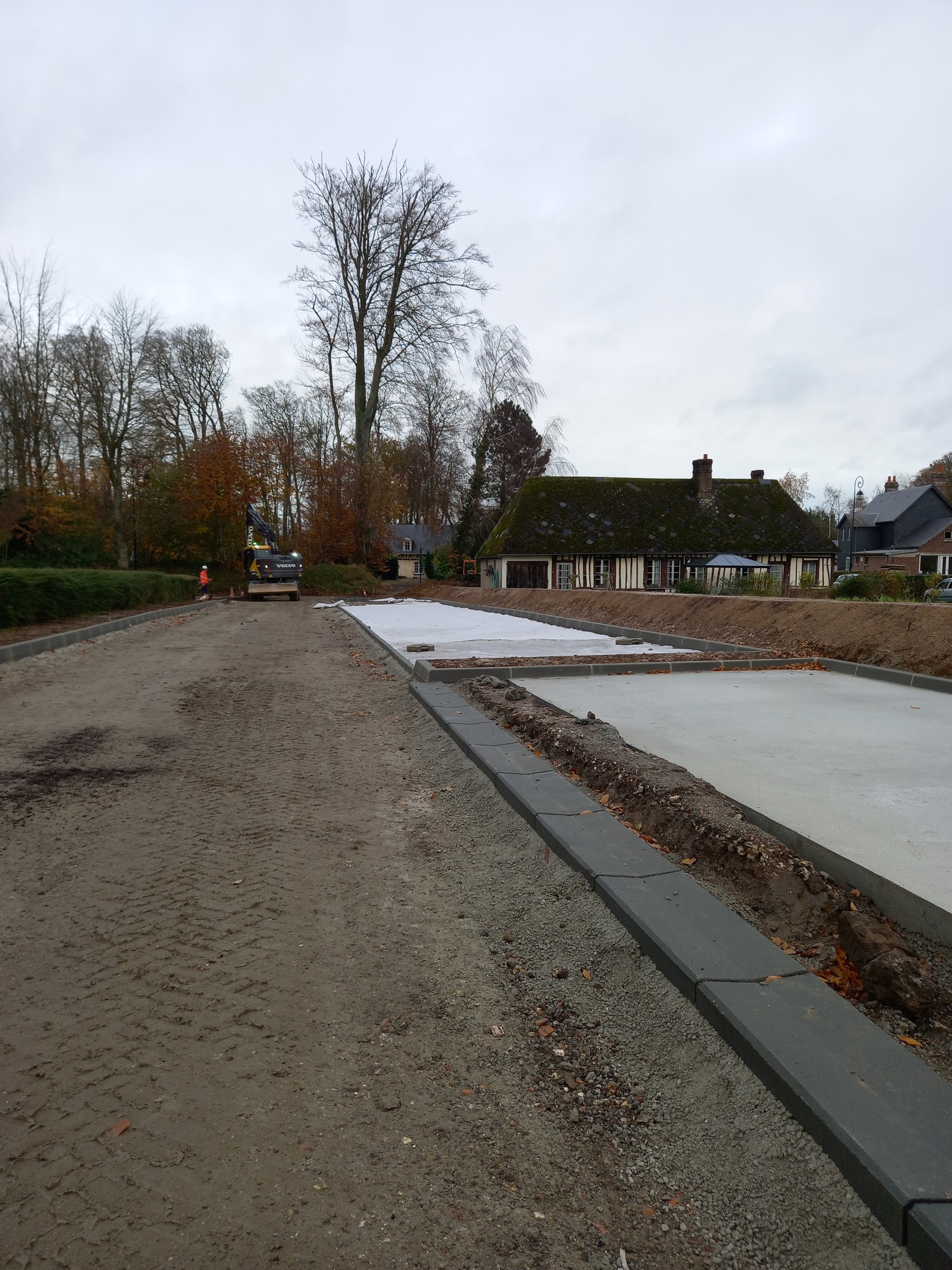 Le parking de la salle des fêtes d'Ermenouville fait peau neuve